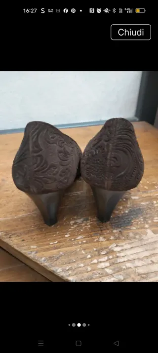 Scarpe eleganti marroni con decorazioni