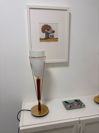 Lámparas de mesa doradas y blancas