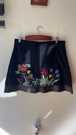 Falda Desigual bordada flores