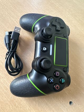 Mando de videojuegos negro con detalles verdes