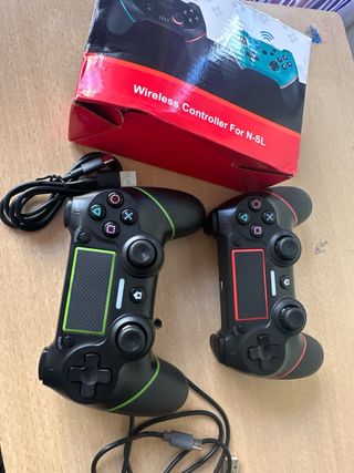 Mando de videojuegos negro con detalles verdes
