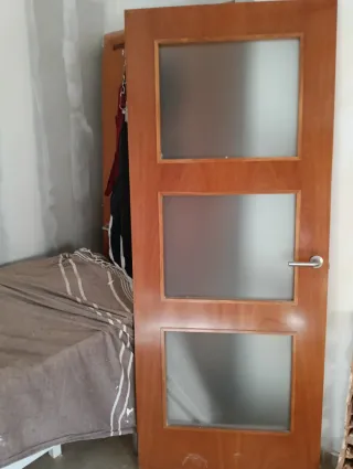 Puerta madera con 3 cristales