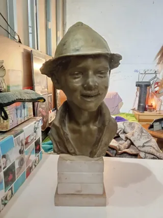 Figura de bronce niño