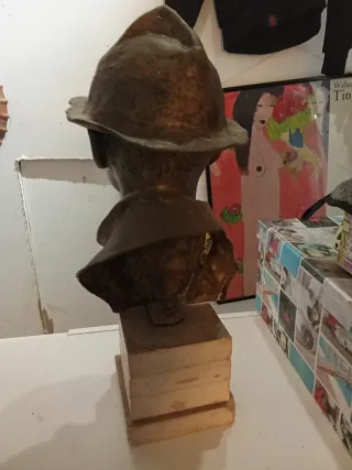 Figura de bronce niño