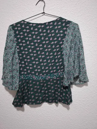Blusa verde con estampado paisley