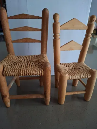 2 Seggioline in legno per casa delle bambole