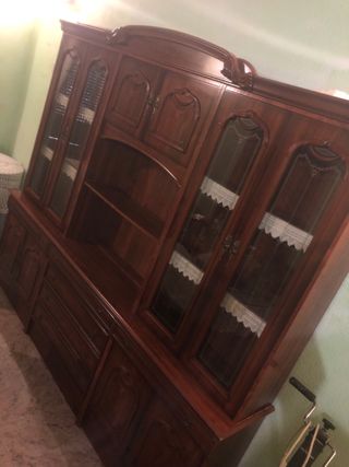 Mueble de salón de madera con vitrinas