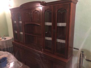 Mueble de salón de madera con vitrinas