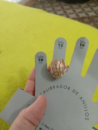 Anillo de plata dorado con diseño único