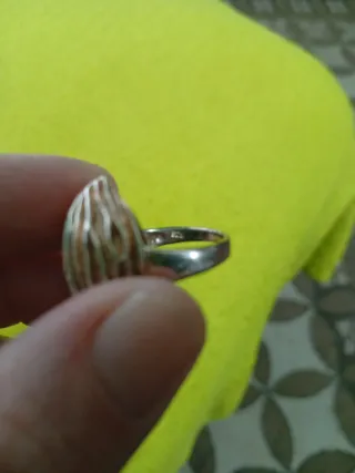 Anillo de plata dorado con diseño único