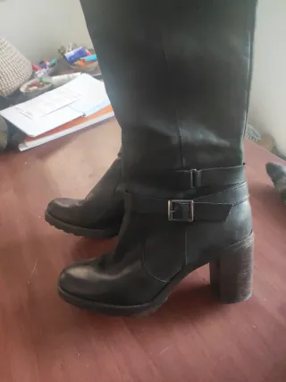 Botas altas de tacón negras