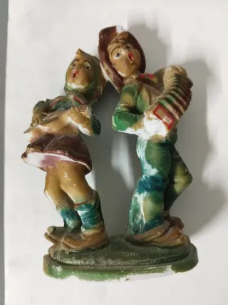 Figuras de niños tocando música