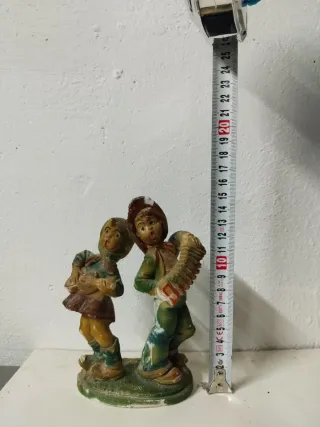 Figuras de niños tocando música