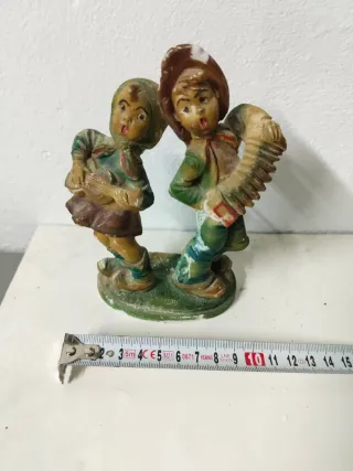 Figuras de niños tocando música