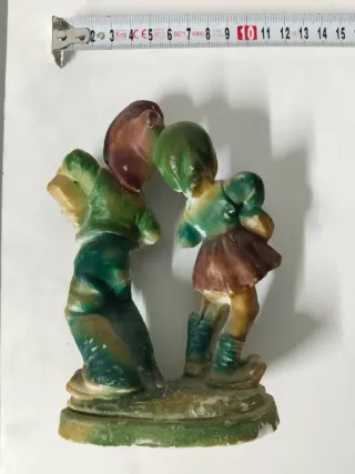Figuras de niños tocando música