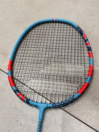 Raqueta y plumas de bádminton