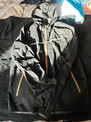 Chubasquero running Decathlon. Talla M.