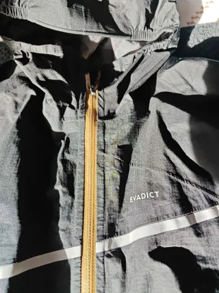 Chubasquero running Decathlon. Talla M.