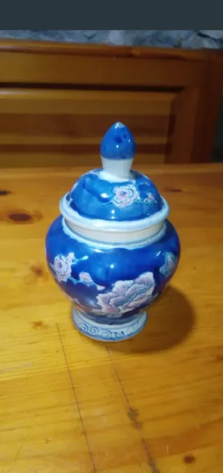 Pequeño Jarrón de cerámica con tapa