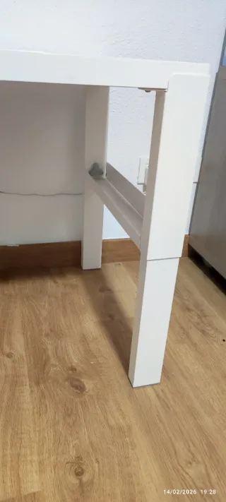 Mesa de estudio blanca