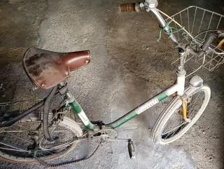 Bicicleta antigua con cesta marca movilete