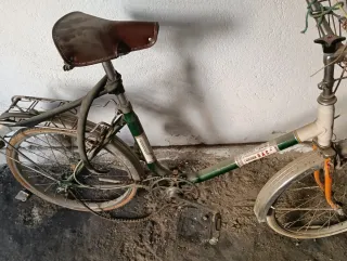 Bicicleta antigua con cesta marca movilete