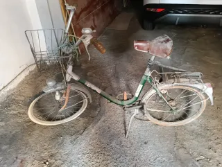Bicicleta antigua con cesta marca movilete