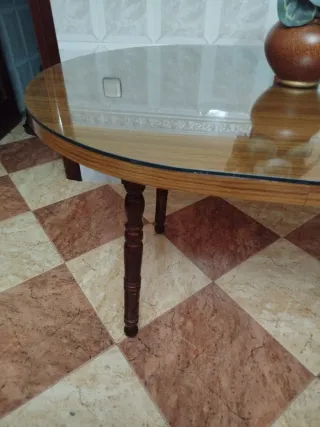 Mesa de comedor ovalada de madera y cristal