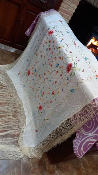 Mantón de Manila Seda Bordado a Mano