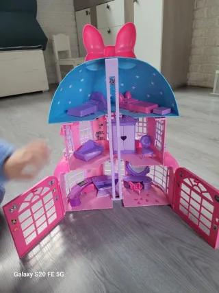 Casa de muñecas Minnie y casa de madera (50 euros)