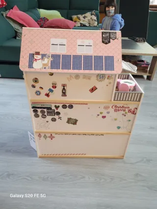 Casa de muñecas Minnie y casa de madera (50 euros)