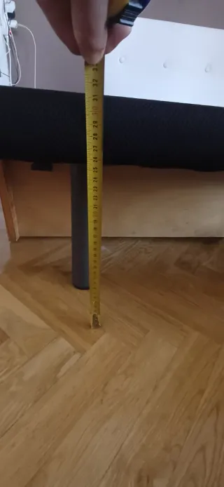 Base tapizada negra con patas metálicas 150x190 cm