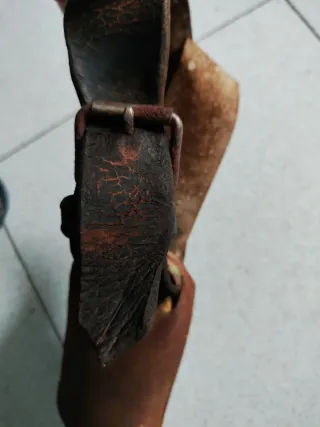 Cencerro antiguo con cincha de cuero