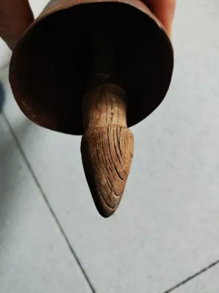 Cencerro antiguo con cincha de cuero