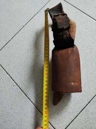 Cencerro antiguo con cincha de cuero