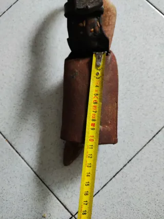 Cencerro antiguo con cincha de cuero