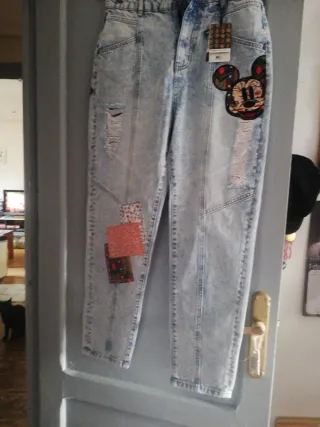 Pantalón vaquero Desigual con parches