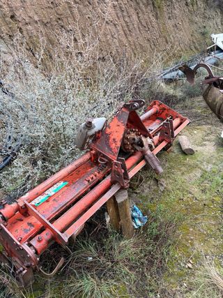 Tractor Kubota con aperos