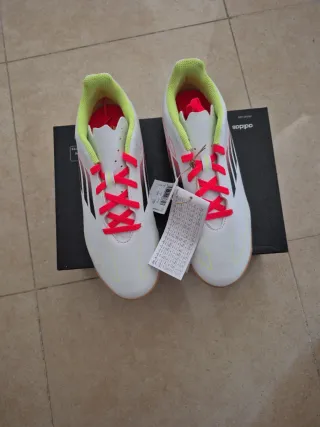 Zapatillas Adidas Blancas y Rojas