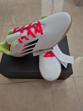 Zapatillas Adidas Blancas y Rojas