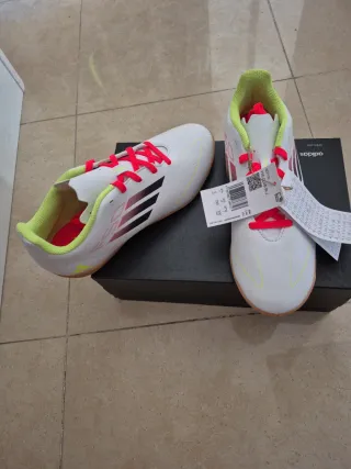 Zapatillas Adidas Blancas y Rojas