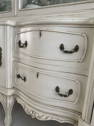 Vitrina vintage restaurada blanco roto