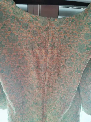 Vestido fiesta con detalles bajo