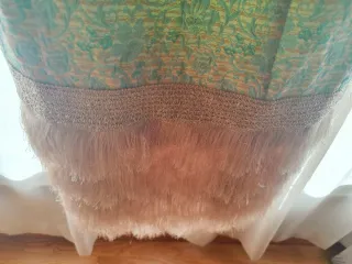 Vestido fiesta con detalles bajo