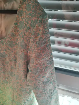 Vestido fiesta con detalles bajo