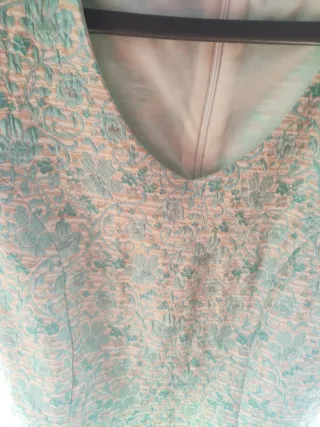 Vestido fiesta con detalles bajo