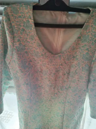 Vestido fiesta con detalles bajo