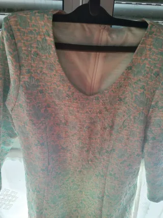 Vestido fiesta con detalles bajo