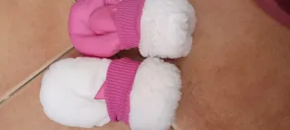 Guantes de nieve rosas y blancos