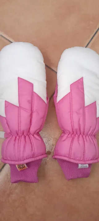 Guantes de nieve rosas y blancos